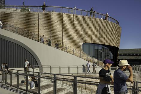 image of seattle aquarium with people walking around